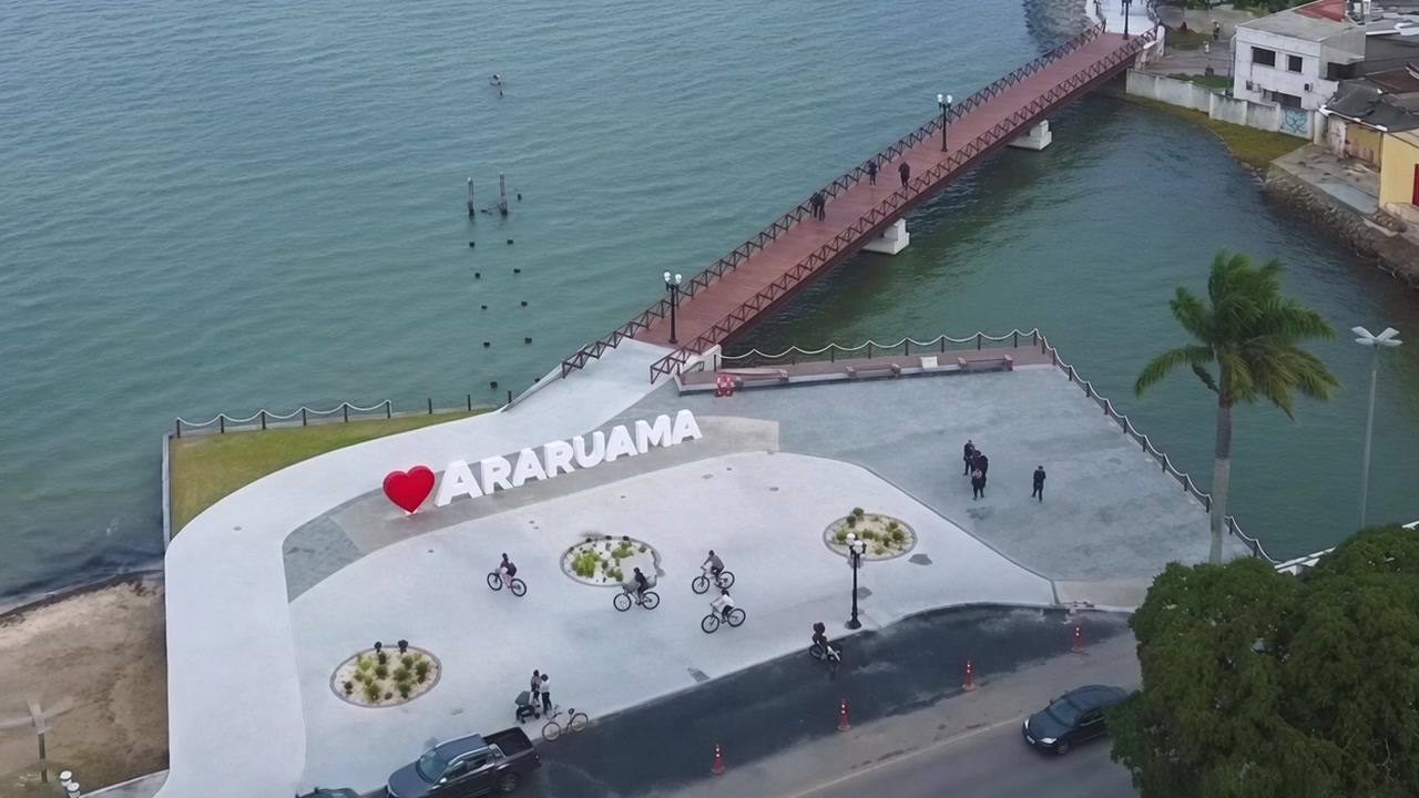 Letreiro Eu ❤ Araruama na orla da Lagoa de Araruama